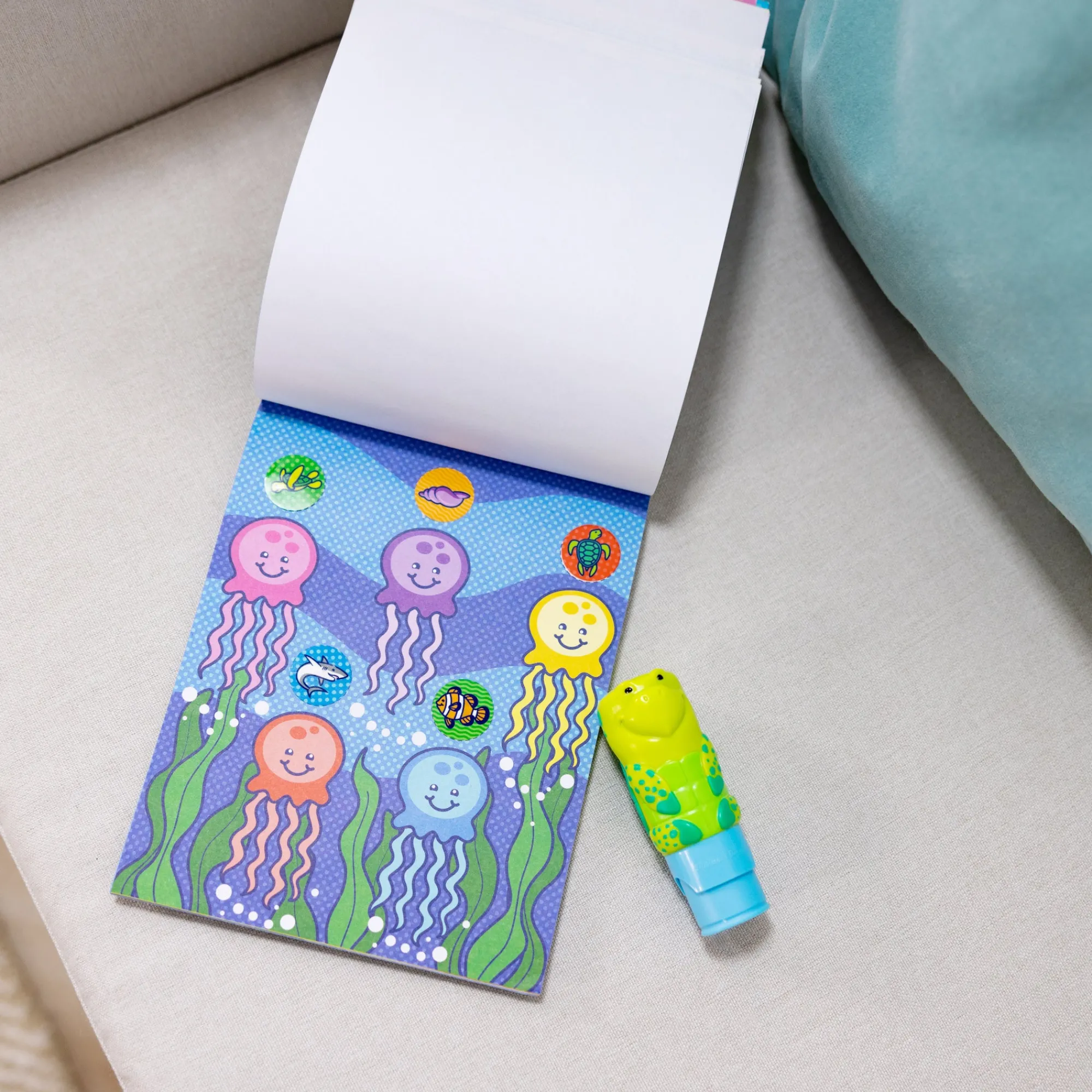 Sticker WOW!™ Activity Pad & Sticker Stamper - Sea Turtle>Melissa & Doug Online