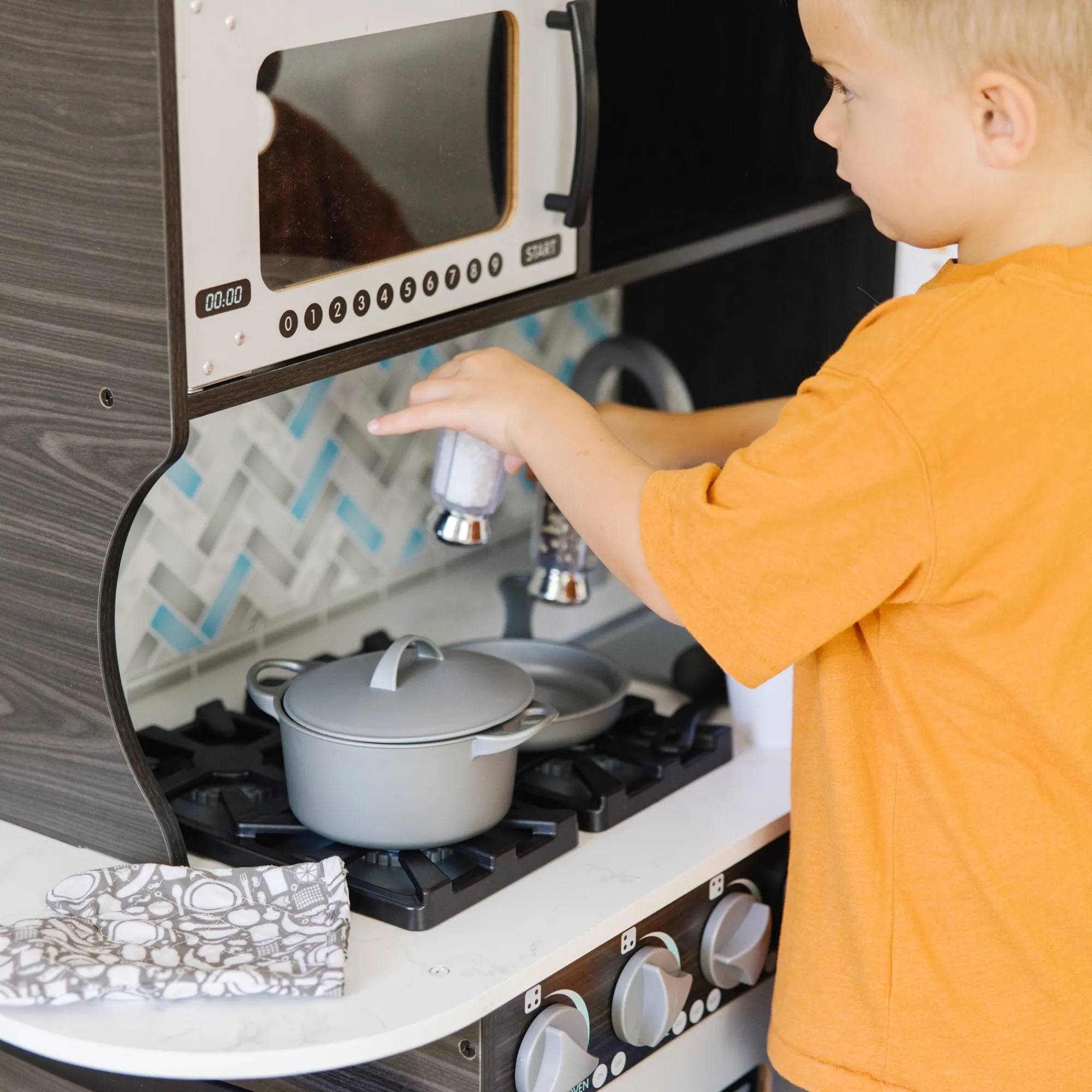 Wooden Chef's Kitchen - Charcoal>Melissa & Doug Hot