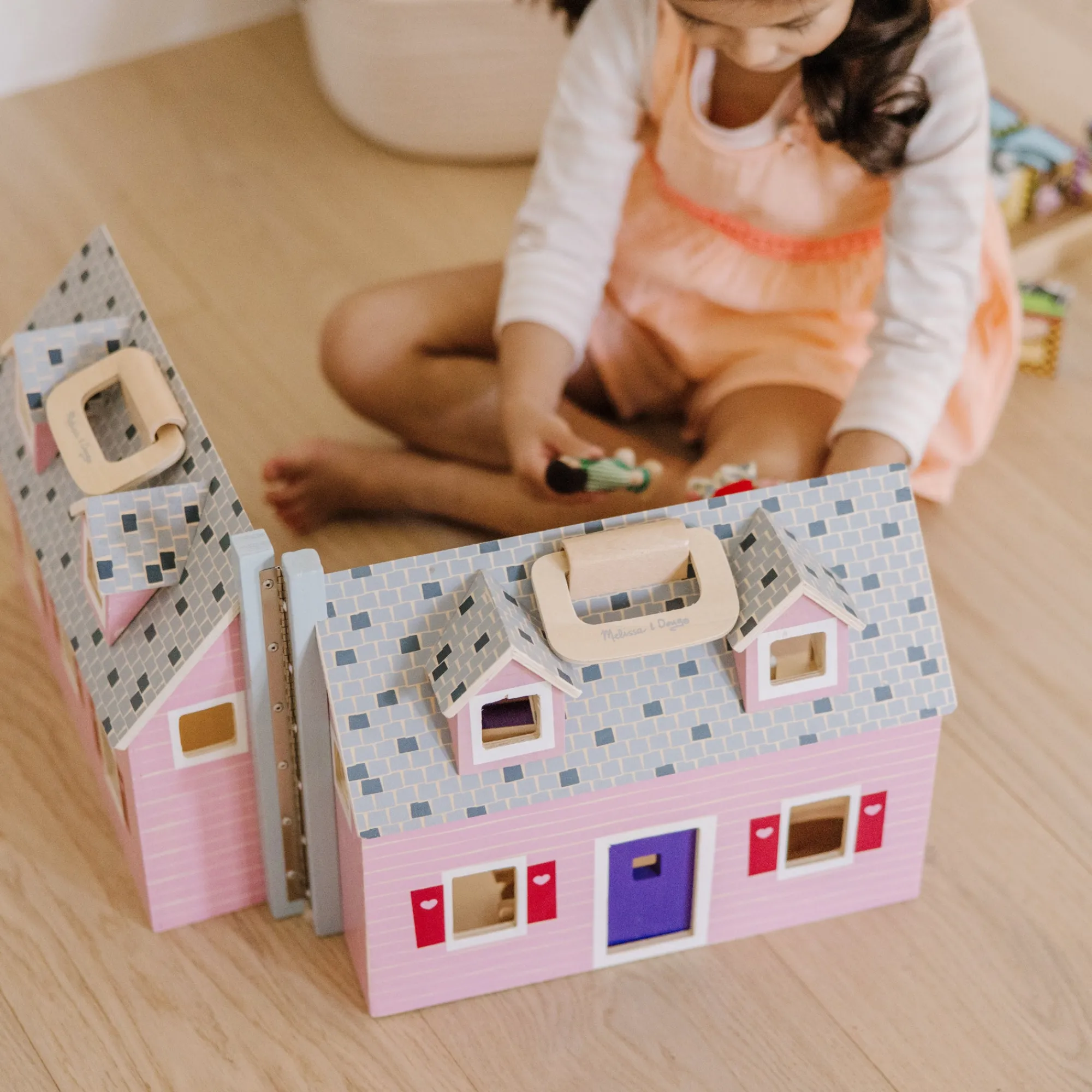Wooden Fold & Go Dollhouse>Melissa & Doug New